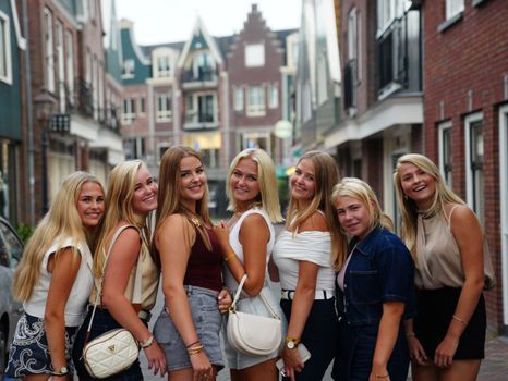 Kim Holland vermogen: zo bouwt ze haar inkomen op met media en online bekendheid