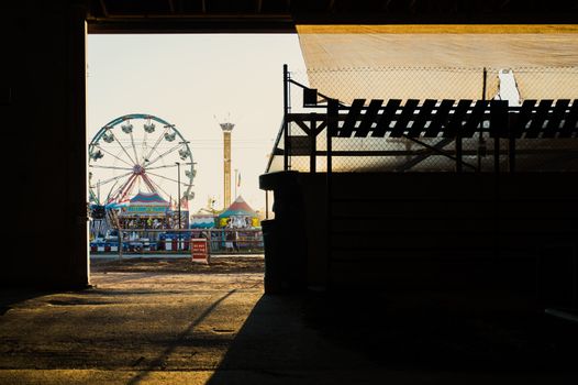 Kermis Boxmeer op het Weijerplein met attracties, lichtjes en bezoekers in het centrum