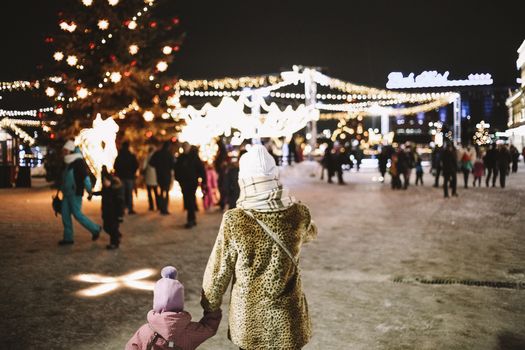 Bezoekers op de kerstmarkt Boxmeer tussen verlichte kramen in het centrum
