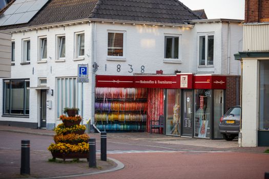 Koopzondag Boxmeer in het centrum met winkels aan de Steenstraat en winkelend publiek op zondagmiddag
