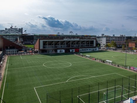 Supporters kijken naar Paris Saint-Germain en bespreken sterren, data en Champions League-prestaties in Boxmeer