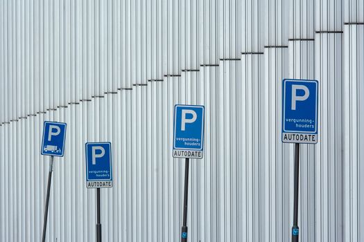 Straat in centrum Boxmeer met auto's en borden voor parkeervergunning Boxmeer