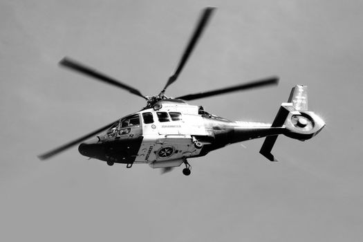Politiehelikopter Boxmeer boven centrum en station in de avond