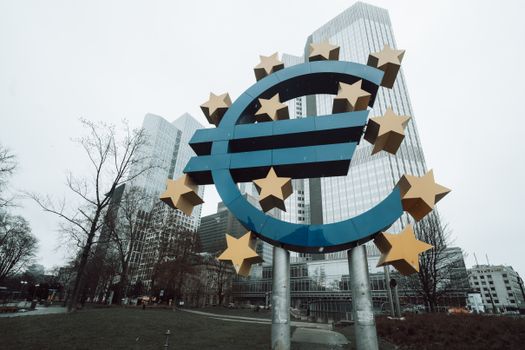 Grafiek over hypotheekrente in Nederland in 2026 met ECB-symbool en huizen in de achtergrond