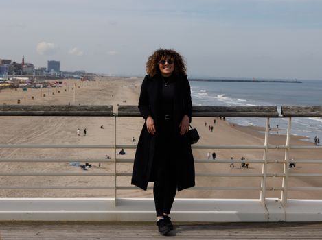 Nikkie Plessen bij een publiek mode-evenement in Nederland