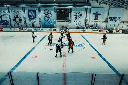Supporters in Boxmeer kijken schaatsen vandaag olympische spelen op een groot scherm in een café