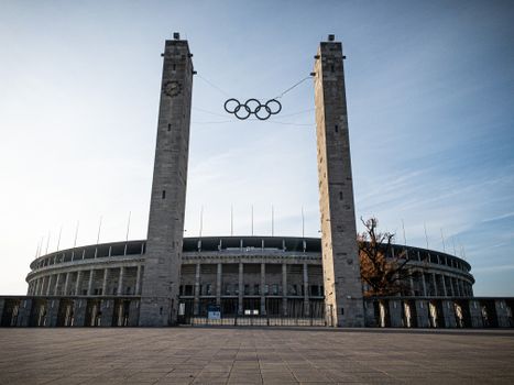 Telefoon met schema olympische spelen vandaag op tafel in een café aan het Weijerplein in Boxmeer