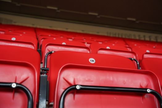 Stand Liverpool FC op telefoonscherm met ranglijst en rood-witte supporterssjaal op tafel in Boxmeer