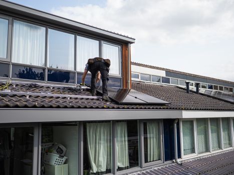 Stekkerzonnepanelen op balkon van woning in Boxmeer met zicht op woonwijk