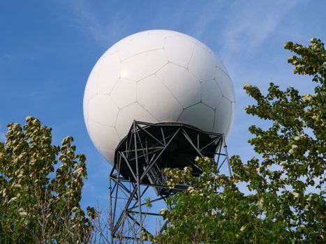 Buienradar Boxmeer boven centrum met donkere wolken, nat wegdek bij station en verkeer richting A77
