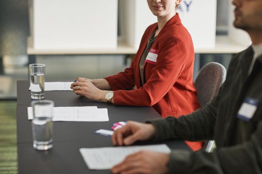 Stembureau in Boxmeer tijdens gemeenteraadsverkiezingen 2026 met kiezers bij de ingang