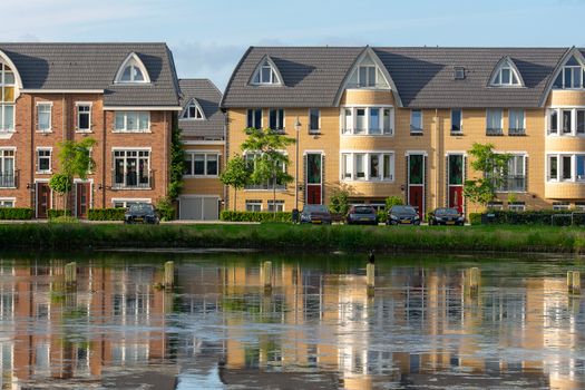 Starter bekijkt huizen en berekent hypotheekrenteaftrek bij aankoop van een woning in Boxmeer