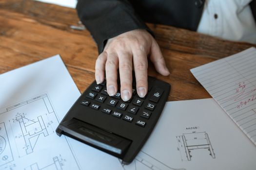 Starter in Boxmeer rekent annuïteitenhypotheek uit op laptop met huizenpapieren en calculator