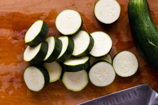 Krokante courgettes uit de airfryer op een schaal met dip, klaar om te serveren in Boxmeer