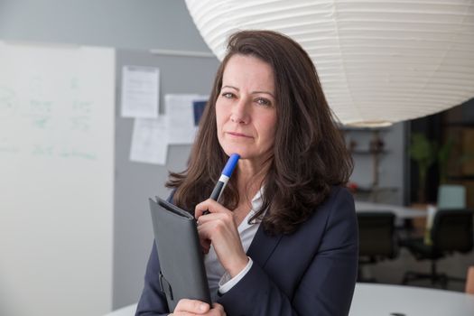 Portretachtige entertainmentafbeelding bij een artikel over Denise Boekhoorn en haar publieke bekendheid