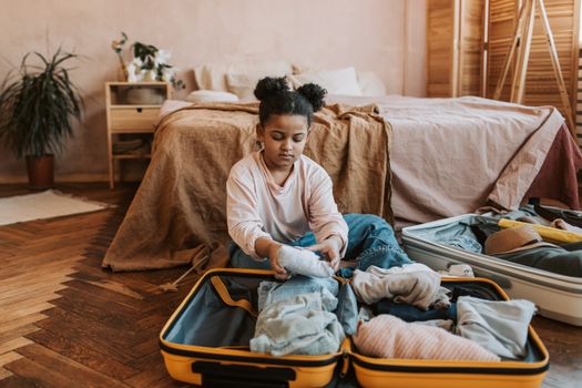 Open koffer met complete inpaklijst vakantie, kleding, toilettas en reisdocumenten voor vertrek vanuit Boxmeer