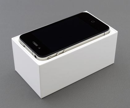 Dunne smartphone in iPhone 17 Air-stijl naast prijskaartje en winkelstraat in Boxmeer