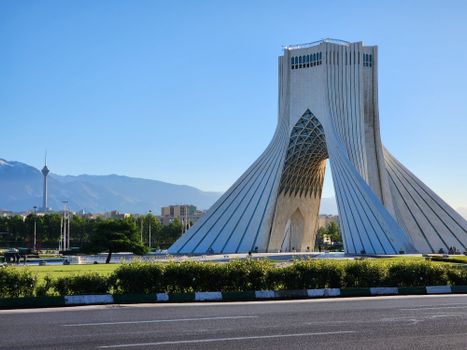 Telefoonscherm met iran nieuws en wereldkaart als beeld bij actueel overzicht voor lezers in Boxmeer