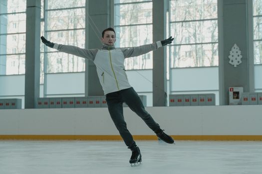 Kunstschaatsen mannen olympische winterspelen 2026 met solist op olympisch ijs tijdens een sprong