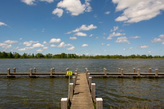Vrouw bladert door het linda vakantieboek 2026 met kalender, zonnebril en reisnotities op tafel