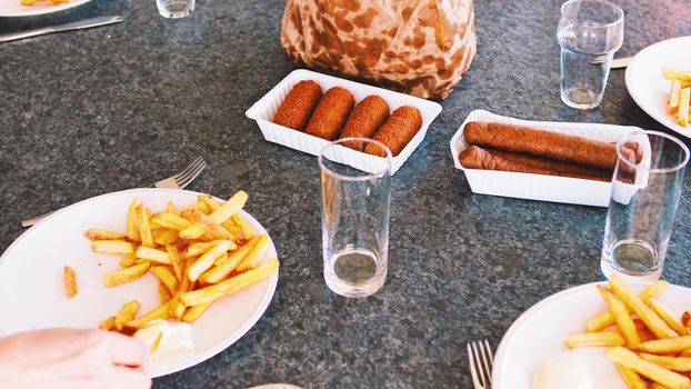 Gezellige lunch aan het water in Schiedam met broodjes, koffie en terras in de historische binnenstad
