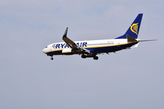 Reizigers op luchthaven met Ryanair-vliegtuig en handbagage, praktisch nieuws voor vakantiegangers uit Boxmeer