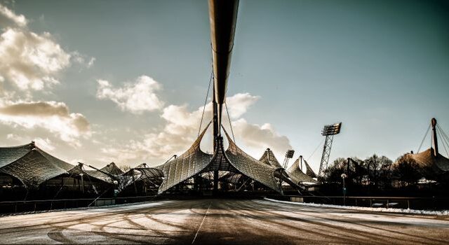 Skeleton olympische spelen 2026 met atleet op slee in ijskanaal tijdens een snelle afdaling