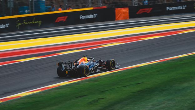 Max Verstappen in racepak tijdens een Formule 1-weekend, populair onderwerp onder fans in Boxmeer