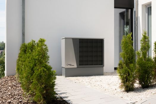 Monteur installeert een warmtepomp bij een woning in Boxmeer