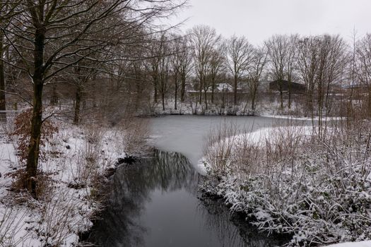 Stel wandelt hand in hand door Boxmeer als romantische knipoog naar winter vol.liefde